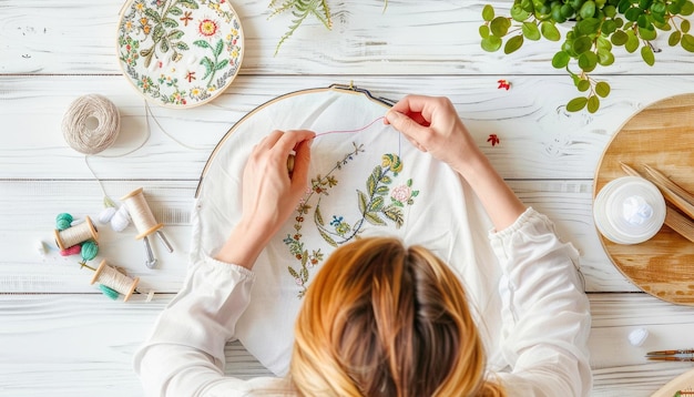 Мастерица вышивает узор